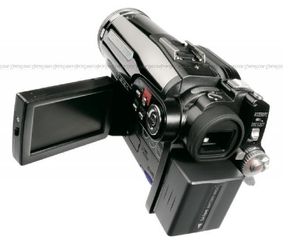 Hitachi DZ-HS303E – World's first hybrid HDD/DVD camcorder