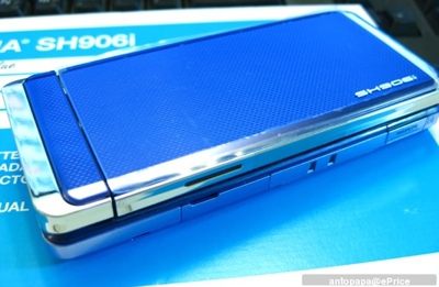 sharp-ntt-docomo-sh906i-phone-1.jpg