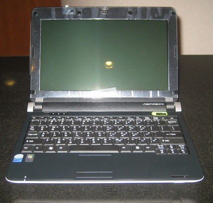acer-aspire-one-d150-unboxed-4.jpg