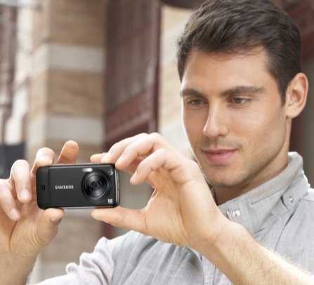 Samsung Pixon12 M8910 12 Megapixel Touchscreen Phone in use