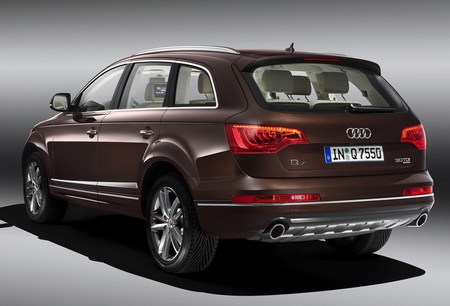 The Q7 3.6 quattro gets a V6 3.6 FSI engine providing 280 horsepower and is 