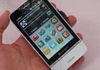 Philips V900 OMS Android Phone on hand 1