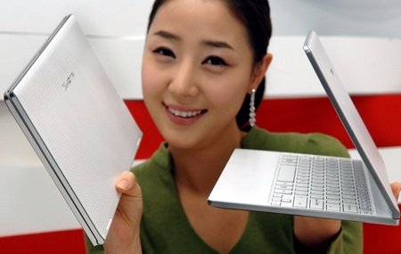 LG XNote Mini X300 Super Slim Netbook on hand LG XNote Mini X300 Super Slim Netbook on hand