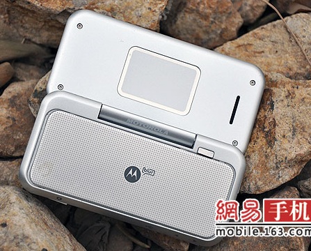 Motorola-Backflip-ME600-Android-Phone-touchpad.jpg