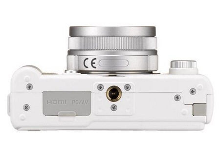 Pentax Q is the World's Smallest and Lightest Interchangeable Lens Camera white bottom