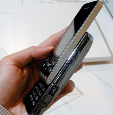 sony-ericsson-nttdocomo-so905ics-cyber-shot-phone-3.jpg