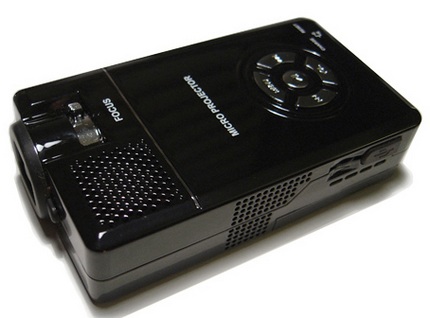 aaxa-p1-pico-projector-with-1gb-memory-1.jpg