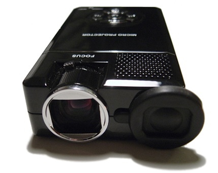 aaxa-p1-pico-projector-with-1gb-memory-2.jpg